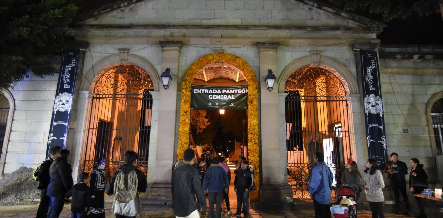 Jolgorio, tradición y respeto al reabrir  los panteones General, San Miguel y Anexo