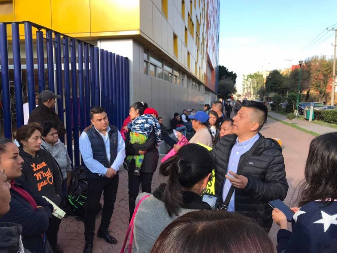 Protestan padres de niños con cáncer frente al Senado
