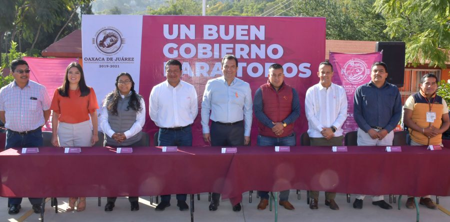 Entrega Oswaldo García computadoras en escuela de San Juan Chapultepec