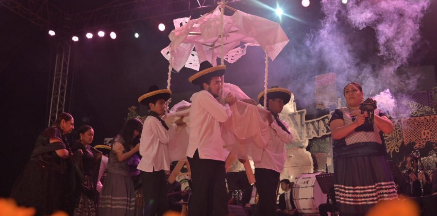 Enamora Alejandra Robles con concierto en Plaza de la Danza para celebrar a la muerte