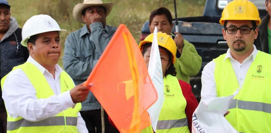 Presidente municipal y regidores de Tlaxiaco dan banderazo de inicio a obra de drenaje en Barrio San Nicolás.