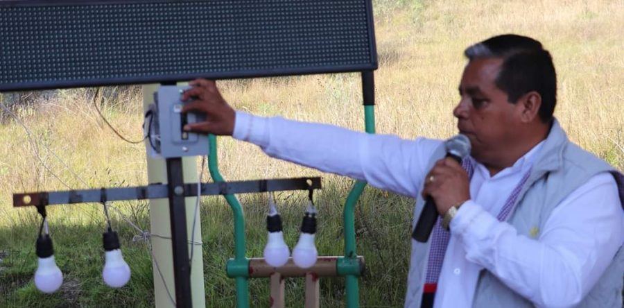 Inaugura edil Gaudencio Ortiz 3 importantes obras de electrificación para el municipio de Tlaxiaco