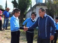 Con la finalidad de seguir fortaleciendo la infraestructura educativa, regidores y edil de Tlaxiaco dieron banderazo de obra en Barrio San Bartolo