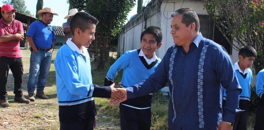 Con la finalidad de seguir fortaleciendo la infraestructura educativa, regidores y edil de Tlaxiaco dieron banderazo de obra en Barrio San Bartolo