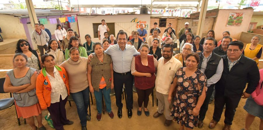 Inicia Oswaldo García obra de adoquinamiento en Mercado La Cascada