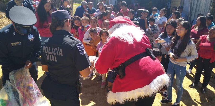 Policías viales de Oaxaca de Juárez llevan alegría a niños de escasos recursos