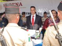 Entrega Alejandro Murat cartillas liberadas a jóvenes del Servicio Militar Nacional