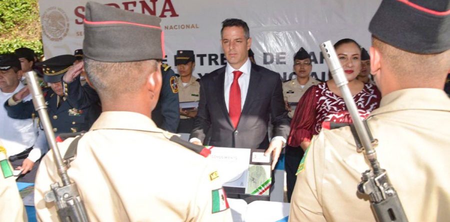 Entrega Alejandro Murat cartillas liberadas a jóvenes del Servicio Militar Nacional