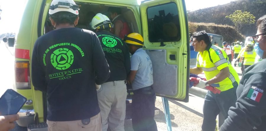 Atiende Gobierno accidente de autobús en carretera de Oaxaca