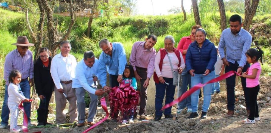 Edil de Tlaxiaco y su cabildo entregaron tres obras más a  beneficio de los tlaxiaqueños
