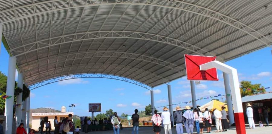 Presidente municipal y cabildo inauguran obra de electrificación en campo de aviación,  y techado de usos múltiples en Loma de Tigre Cuquila
