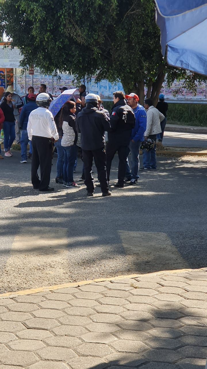 Abren pobladores de San Sebastián Tutla  acceso a la capital del estado de manera momentánea