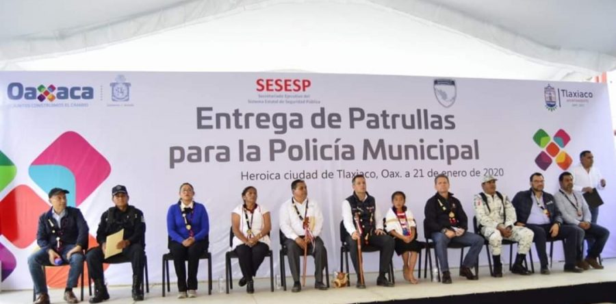 Gobernador del Estado y Secretario Ejecutivo de Seguridad Pública Estatal, entregan patrullas al municipio de Tlaxiaco