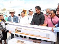 Presidente Municipal y dirección de desarrollo rural, entregan calentadores solares a beneficiarios