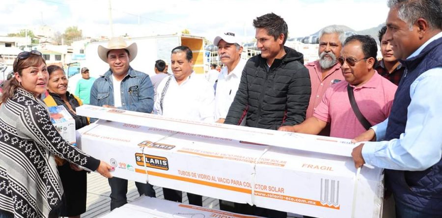 Presidente Municipal y dirección de desarrollo rural, entregan calentadores solares a beneficiarios