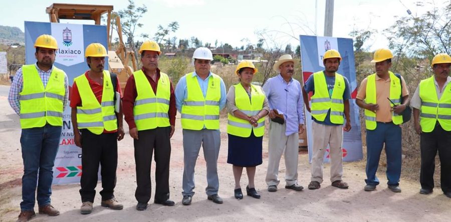 Presidente Municipal y Regidor de Obras, dan banderazo de inicio al mejoramiento del camino a Santo Domingo Huendio