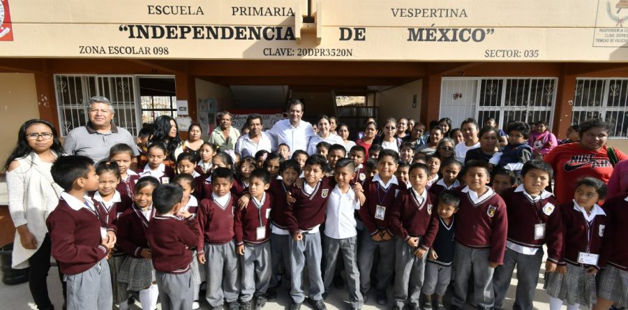 Visita Oswaldo García escuela primaria de Trinidad de Viguera