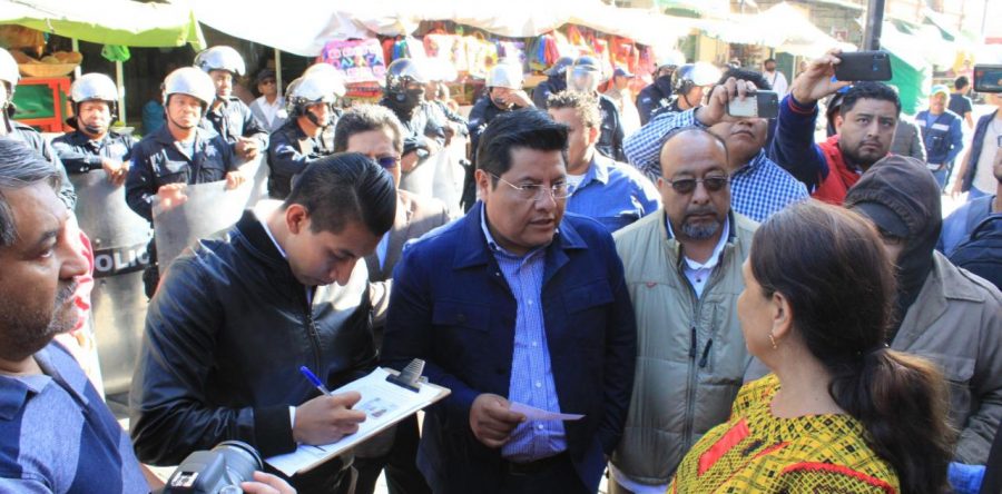 Atiende Ayuntamiento orden judicial para reinstalar  a locataria en el Mercado 20 de Noviembre