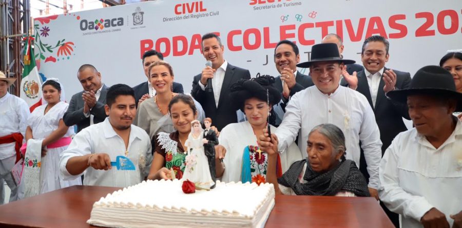 Atestiguan Alejandro Murat e Ivette Morán enlace matrimonial de 300 parejas