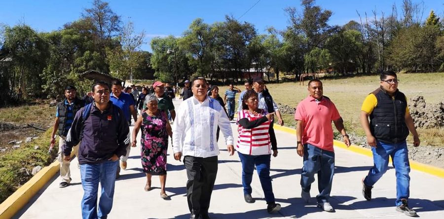 Edil de Tlaxiaco inaugura pavimentación en Barrio San Diego
