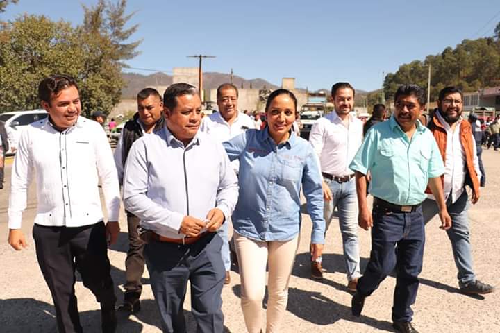 Presidente municipal participa en el acto de designación de beneficiarios del transporte público de Tlaxiaco