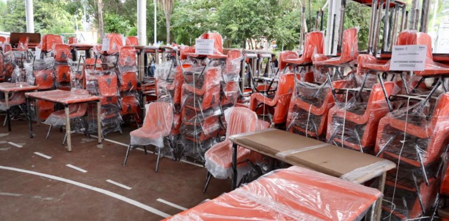 Entregó IEEPO mobiliario y equipo a 417 escuelas en las primeras semanas del año