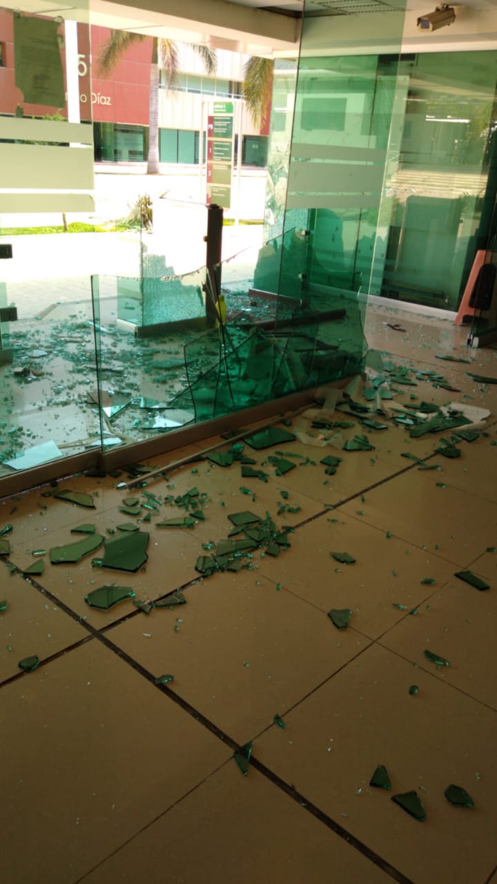 Realiza Teopoxco destrozos en Ciudad Administrativa; ningún manifestante es detenido