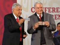Compra López Obrador primer ‘cachito’ de la rifa del avión