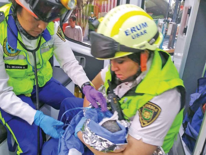 Mujer lanza a su recién nacida desde una azotea y se fuga; rescatista la amamantó