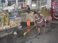 Realizan Ayuntamiento capitalino y tres mil comerciantes limpieza en el Mercado de Abasto