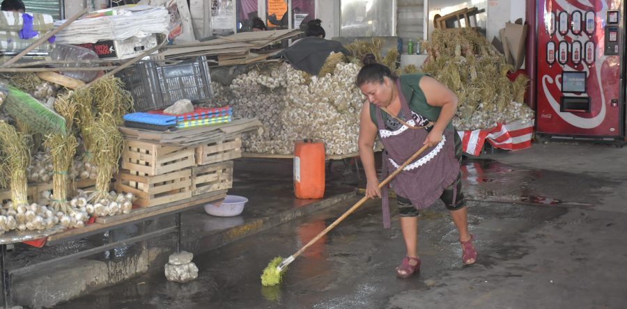 Realizan Ayuntamiento capitalino y tres mil comerciantes limpieza en el Mercado de Abasto