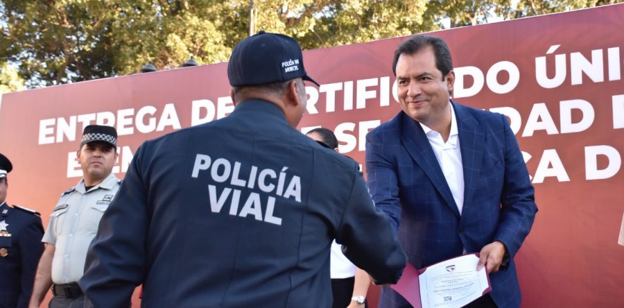 En hecho histórico, logra edil Oswaldo García Jarquín certificación de 376 policías