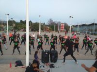 Disfrutan familias de beneficios del baile fitness