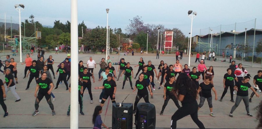Disfrutan familias de beneficios del baile fitness