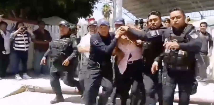 Intentan padres de familia linchar a profesor del Cobao, ante denuncia de acoso sexual