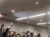 PAN denuncia espionaje en el Senado; muestra micrófonos