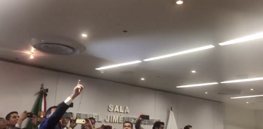 PAN denuncia espionaje en el Senado; muestra micrófonos