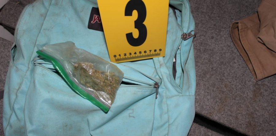 En cateo realizado en Santa Cruz Xoxocotlán, Fiscalía General asegura armas, drogas y detiene a dos personas