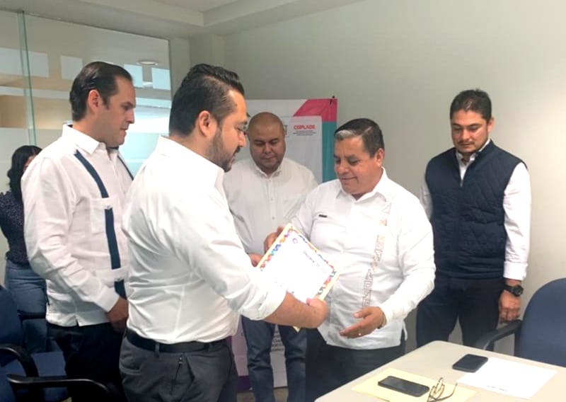 Edil de Tlaxiaco recibió constancia de validación del plan de desarrollo municipal