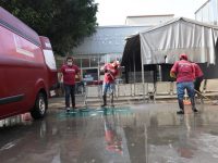 Ayuntamiento de Oaxaca realiza limpieza en áreas de espera en el Hospital del ISSSTE