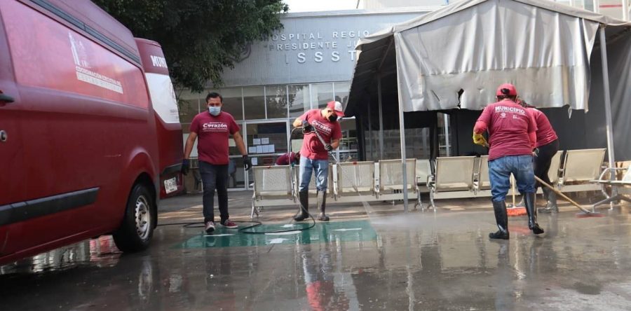 Ayuntamiento de Oaxaca realiza limpieza en áreas de espera en el Hospital del ISSSTE