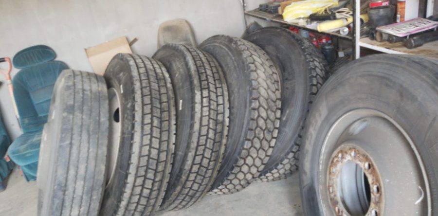 En cateo realizado en jurisdicción de Ocotlán de Morelos, Fiscalía General asegura vehículos, tráileres, plataformas y mercancía