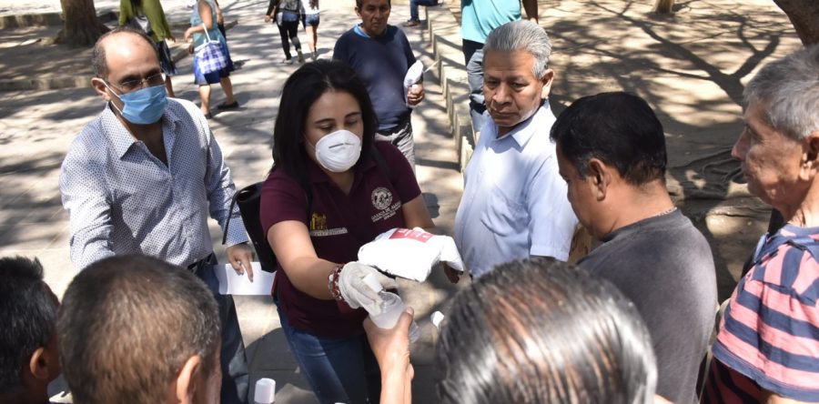 Brinda Ayuntamiento de Oaxaca insumos sanitarios a boleros para hacer frente al COVID-19