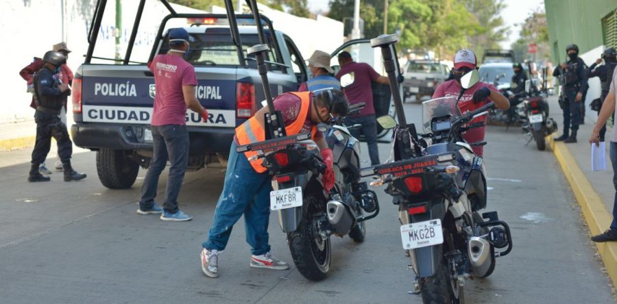 Desinfecta Ayuntamiento de Oaxaca de Juárez parque vehicular de seguridad pública