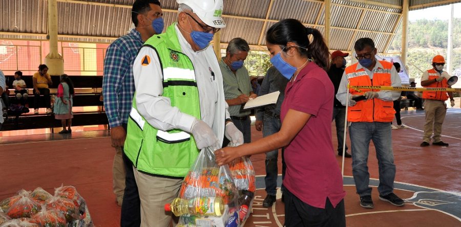 A nombre del Gobernador Alejandro Murat entrega el IEEPO apoyos a familias de Jaltianguis afectadas por incendio