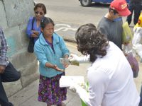 Entrega Ayuntamiento de Oaxaca cubrebocas y gel antibacterial a familiares de pacientes hospitalarios