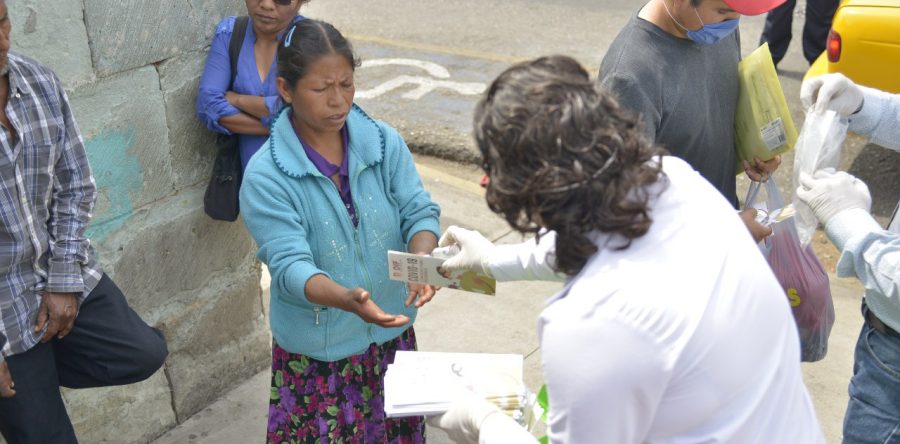 Entrega Ayuntamiento de Oaxaca cubrebocas y gel antibacterial a familiares de pacientes hospitalarios