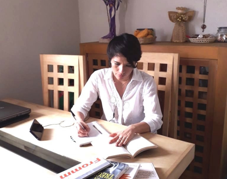 Desde casa, Shantal Herrera diseña talleres para sana reincorporación laboral