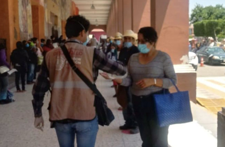 Largas filas en bancos de beneficiarios del programa Producción para el Bienestar en Huajuapan