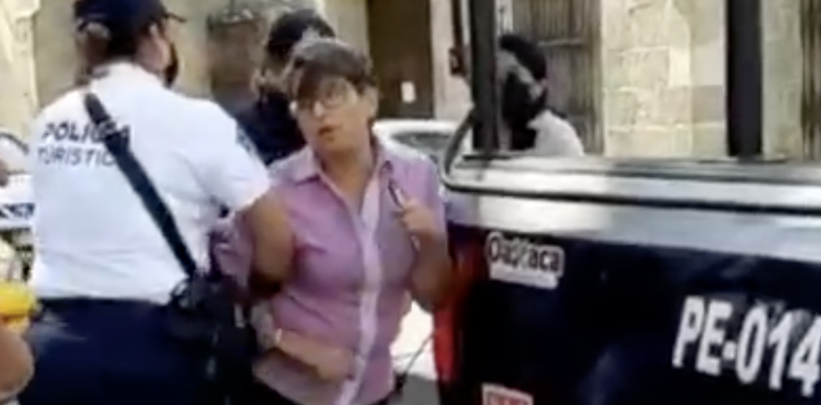 Por alterar el orden público y desacatar las medidas sanitarias, la Policía Turística apercibe a mujer en la ciudad de Oaxaca
